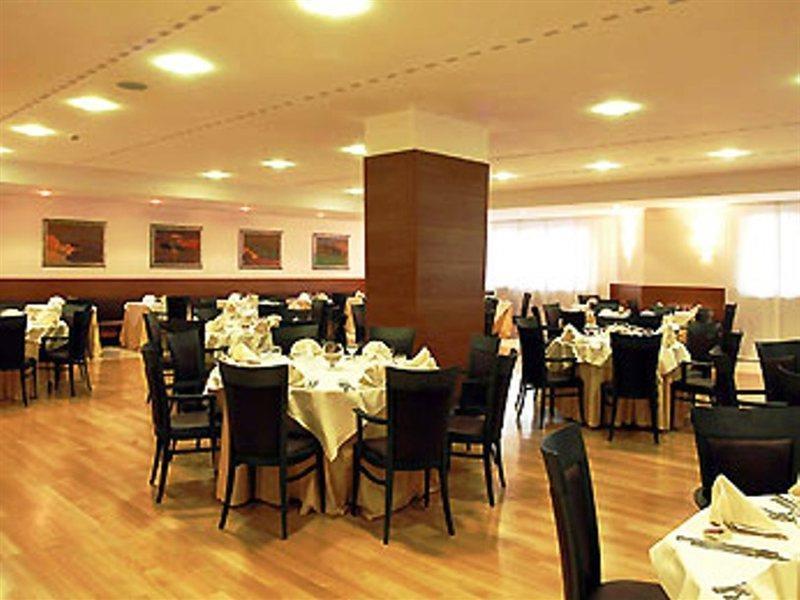 Four Points By Sheraton Sienne Restaurant photo